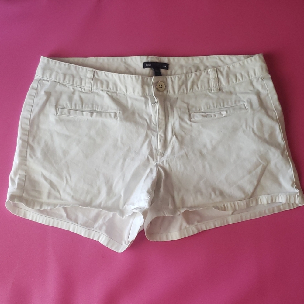 White Gap shorts